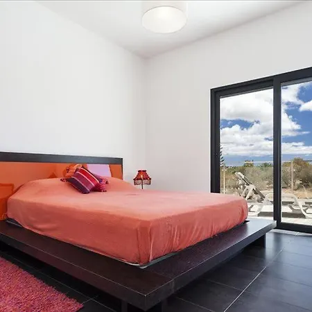 Luxurious Contemporary 4 Bedroom With Pool *
