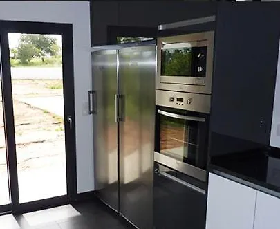 Βίλα Luxurious Contemporary 4 Bedroom With Pool