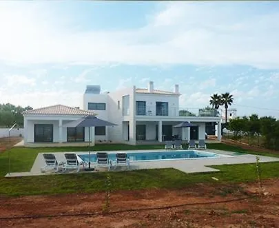 Luxurious Contemporary 4 Bedroom With Pool *