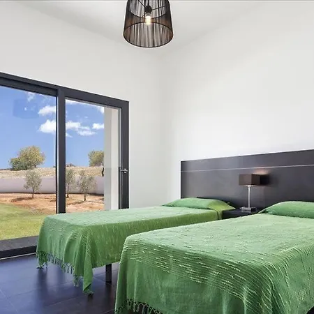 Βίλα Luxurious Contemporary 4 Bedroom With Pool