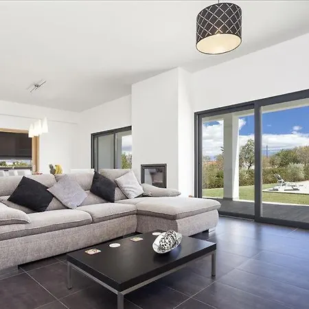Luxurious Contemporary 4 Bedroom With Pool Βίλα *