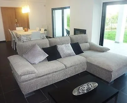 Βίλα Luxurious Contemporary 4 Bedroom With Pool *