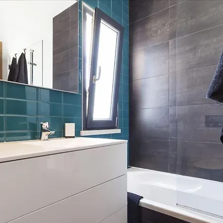 Luxurious Contemporary 4 Bedroom With Pool *