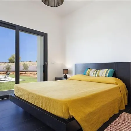 Luxurious Contemporary 4 Bedroom With Pool