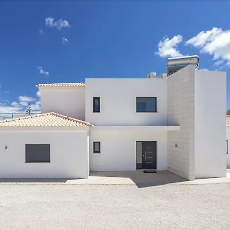 Villa Luxurious Contemporary 4 Bedroom With Pool *