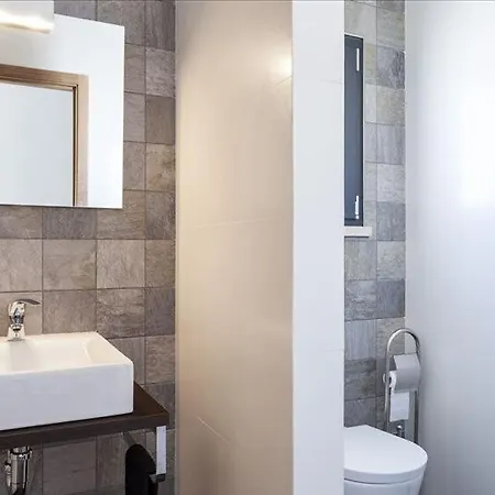 Luxurious Contemporary 4 Bedroom With Pool